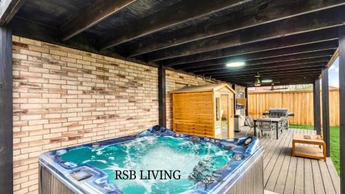South Arlington Casa | Elite 5BR 3,5BA Holiday Home with Game Room, Hot Tub, & Sauna