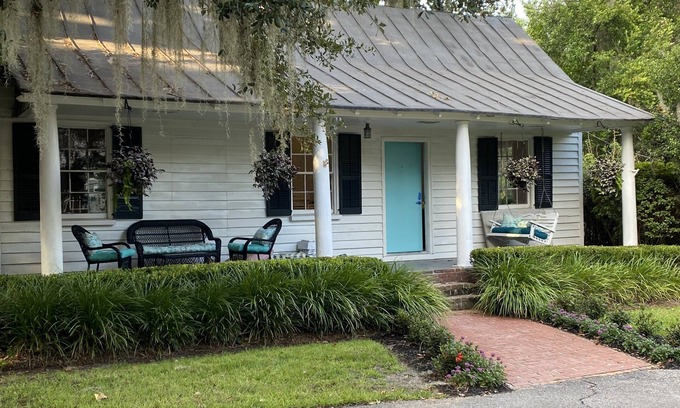 Summerville Historic District Cabaña | Elizabeth Arden's former Estate, Coastal Style Cottage in Summerville
