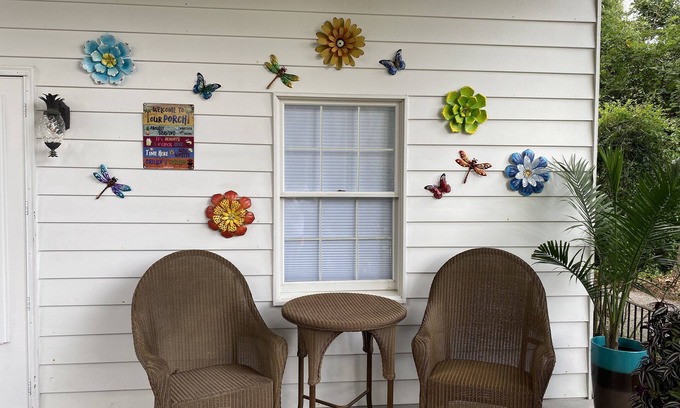 Summerville Historic District Cabaña | Elizabeth Arden's former Estate, Tuscany Style Cottage in Summerville