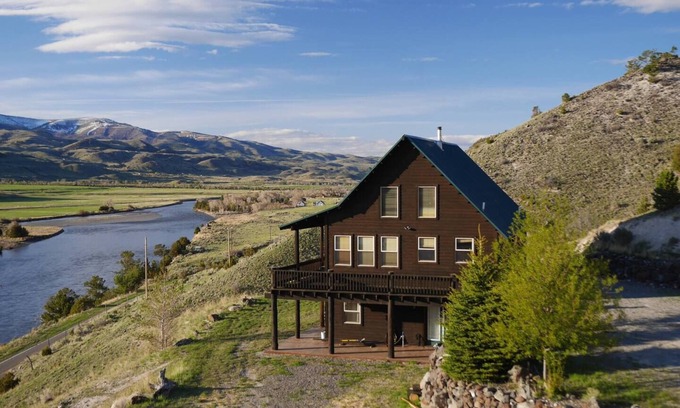 Emigrant Cabina | Elk Cabin: Epic Views of the Yellowstone River