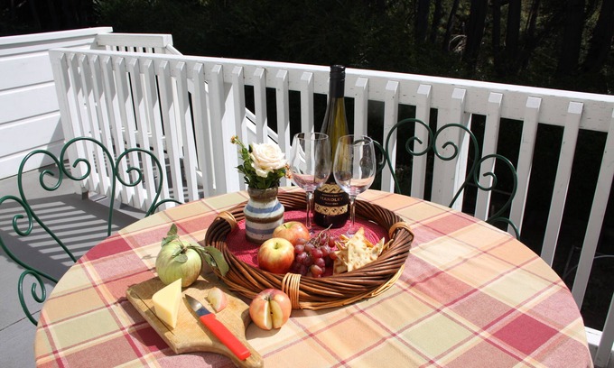 Elk Cama Y Desayuno | Elk Cove Inn & Spa Garden View Pet Friendly sleep 2 only