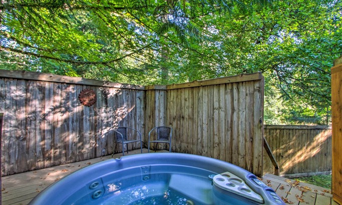 Ashford Cabaña | 'elk Hideaway:' Ashford Cottage w/ Hot Tub!