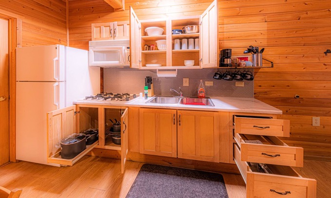 Christopher Creek Cabina | Elk Hollow Cabin with CHARM Backs National Forest, WIFI, stocked kitchen, BBQ