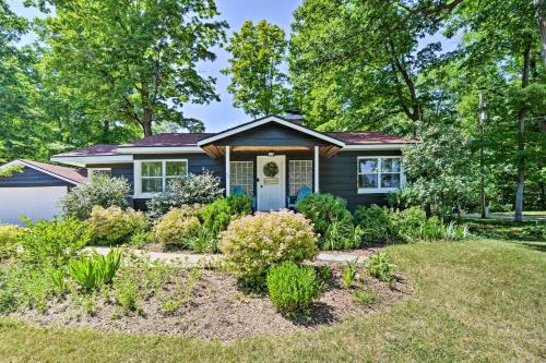 Elk Rapids Casa | Elk Rapids Bungalow Garden Firepit AC