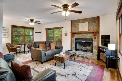 Maggie Valley Casa | Elk Ridge Retreat -Hot Tub- Firepit-Fireplace