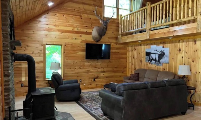 Austin Casa | Elk/trout/hunting/star gazing 4 bdrm, 2 bath cabin