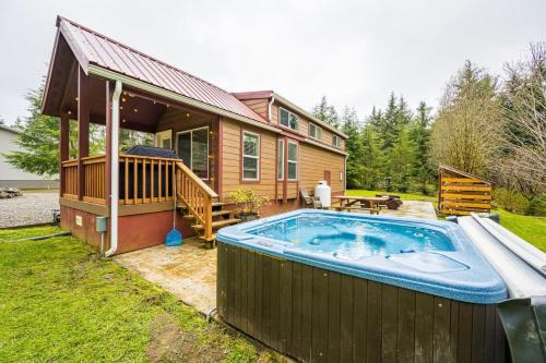 Forks Apartamento | ElkCreek Inn Creekside tiny home
