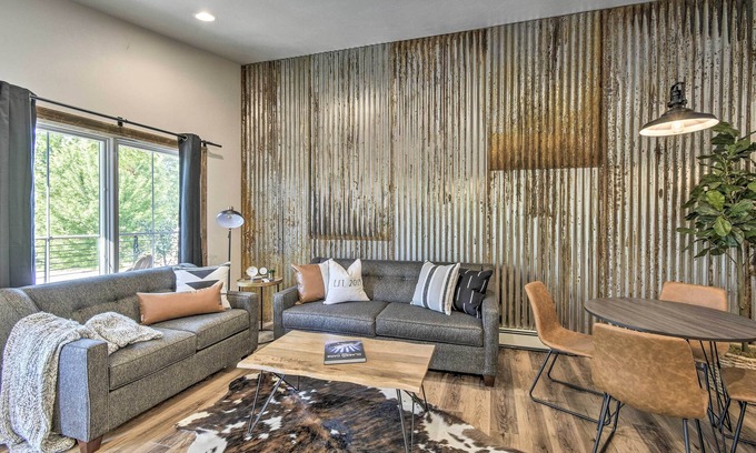 Elkhart Lake Condominio | ¡NUEVO! Elkhart Lake Townhome, Mins to Road America!