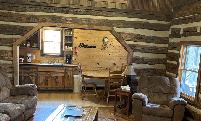Ponca Cabina | Elkhorn Cabin. 1800’s finishes with modern luxuries.