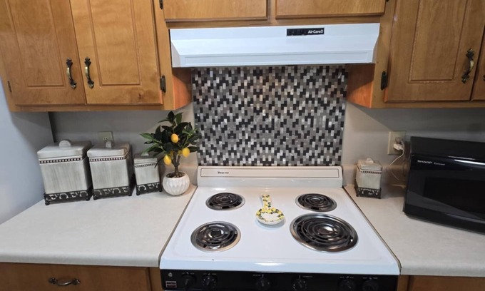 Steens Casa | Ella's Place is a charming 3-bedroom house with AC, WiFi in East Columbus