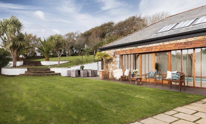 Cubert Otro | Ellenglaze is an elegantly and lovingly renovated, Grade II-listed farmhouse.