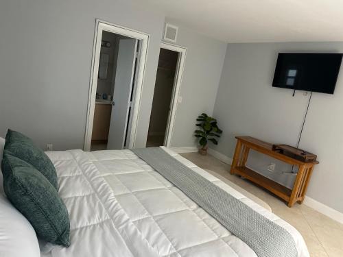 Oakland Park Casa | Elles King Room- Private Entrance