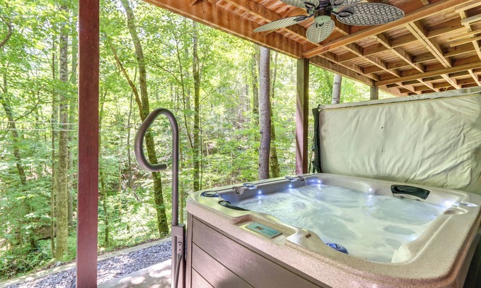 Ellijay Cabina | Ellijay Cabin w/ Deck and Hot Tub!