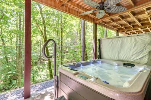 Ellijay Casa | Ellijay Cabin with Deck and Hot Tub!
