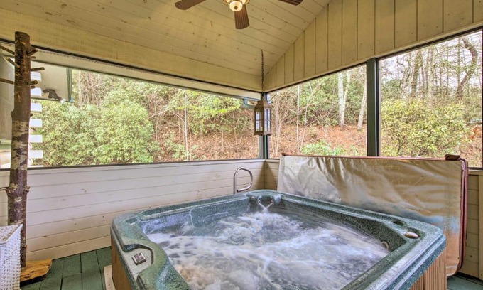Ellijay Casa | Ellijay Cabin with Porch and Private Hot Tub!
