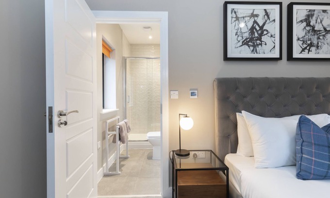 Gloucester Apartamento | Elliot Oliver - Stylish Loft Style 2 Bedroom Apartment With Parking