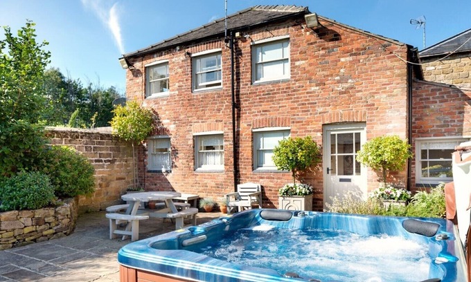 Alfreton Casa | Elliott House - 4 bedroom property with hot tub