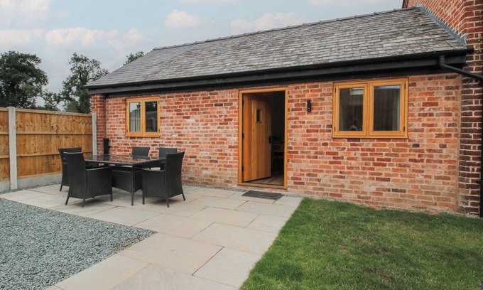 Loppington Cabaña | ELM BARN, pet friendly, with a garden in Wem