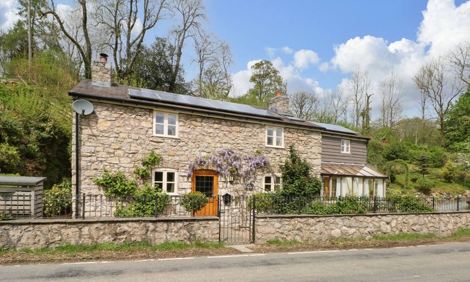 Rhydycroesau Cabaña | ELM COTTAGE, pet friendly, character holiday cottage in Oswestry
