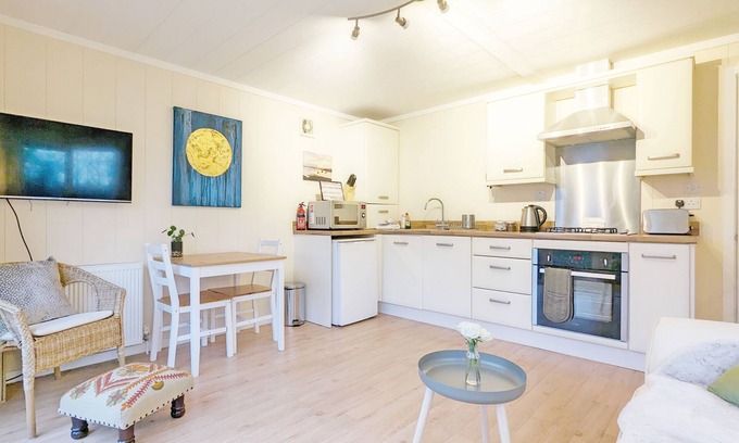 Chichester Cabaña | Elm Lodge - a lodge/cabin that sleeps 3 guests in 1 bedroom