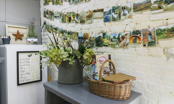 Denstone Cabaña | ELM, romantic, character holiday cottage, with a garden in Rocester