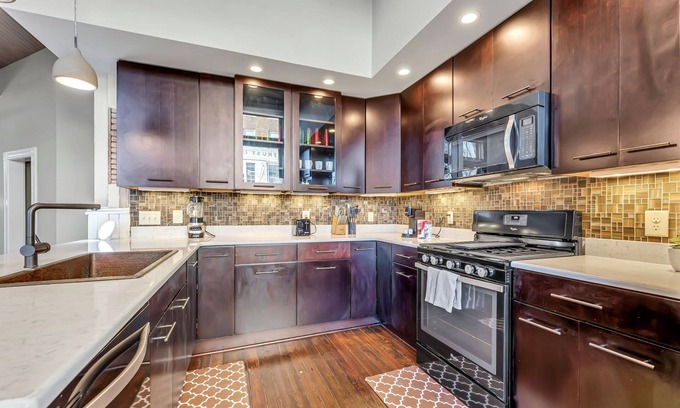 Downtown Greensboro Condominio | Elm St. Retro Retreat - Downtown Condo