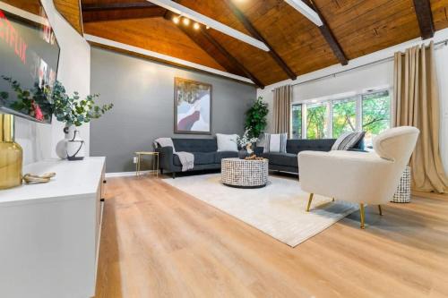 Elmhurst Casa | Elmhurst 3BR House with Modern Farmhouse Charm