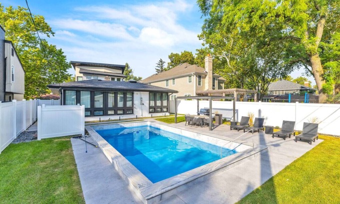 Elmhurst Apartamento | Elmhurst Luxury 4BR w/Pool, Fenced Yard, Downtown
