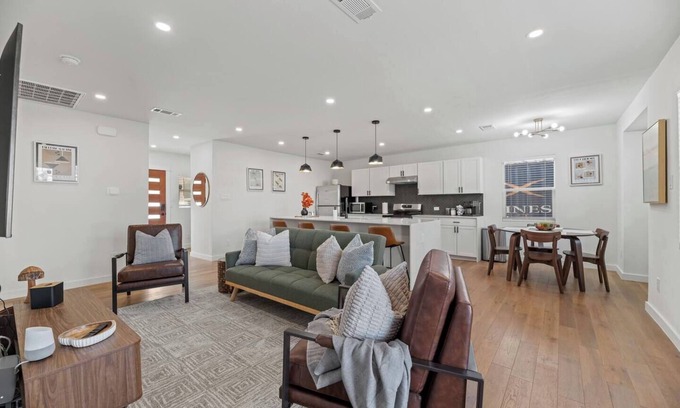 Oak Cliff Casa | Elmwood Escape / Cozy Modern 3BD
