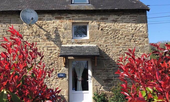 Ploerdut Cabaña | Elsa Cottage - charming cottage - private garden, shared pool, fabulous grounds