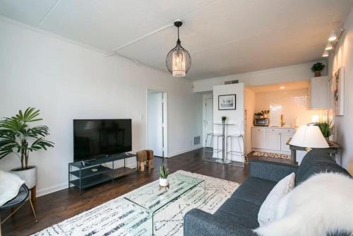 Nashville Casa | Elvis' Hotel But Modernized! 3 Beds, Pool, and FREE Parking