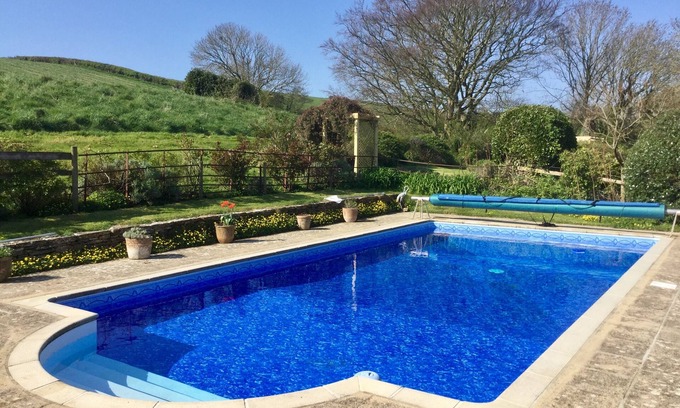 Portesham Cabaña | ELWORTH FARMHOUSE COTTAGE, romantic, with pool in Portesham