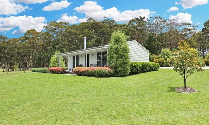 Fitzroy Falls Cabaña | Elysium Cottage - A Cosy Retreat with Water Views