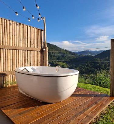 Santo Antonio do Pinhal Hotel | Embahu Suítes - Vista para Pedra do Baú e banheira de imersão