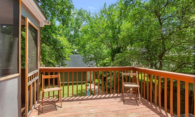 East Side Casa | Embark on a Grant Park Retreat: Zoo Proximity, Fire Pit Relaxation, and Lion-Sized Dinner Ambience