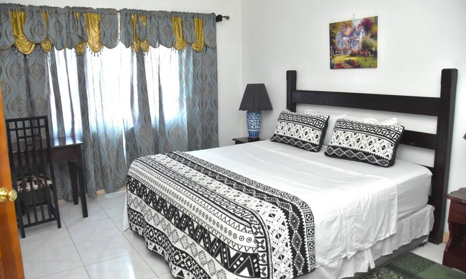 Jack's Hill Apartamento | Embassy Deluxe Apartment