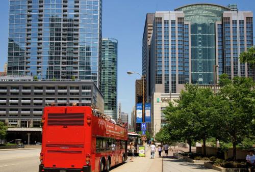 Streeterville Hotel | Embassy Suites by Hilton Chicago Downtown Magnificent Mile