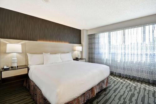 Charlotte Hotel | Embassy Suites Charlotte