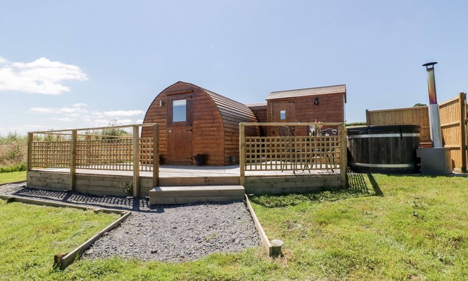 Llanfair Caereinion Cabaña | EMBDEN POD AT BANWY GLAMPING, pet friendly in Llanfair Caereinion