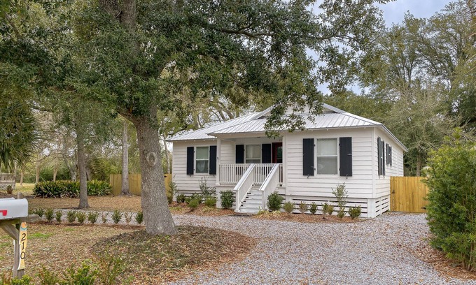 Old Town Casa | Ember Beach ~ charming cottage close to beaches