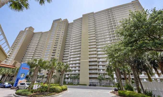 Panama City Beach Condominio | Emerald Beach by Book That Condo