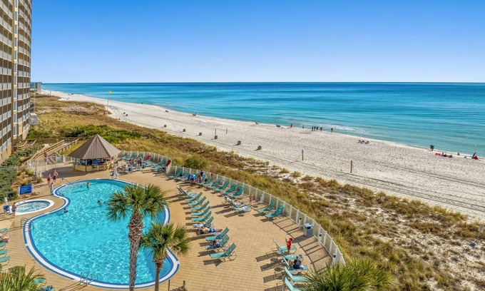 Panama City Beach Condominio | Emerald Beach Resort by Panhandle Getaways