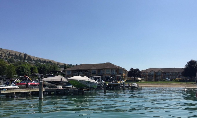 Central Okanagan Condominio | Emerald Beach Villas 3 BD Lakefront Condo y barco Slip, Wood Lake, Lake Country