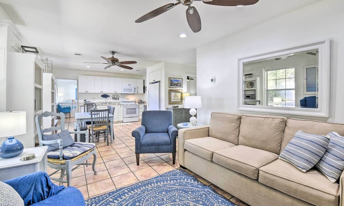 Gulfview Heights Casa | ¡NUEVO! Emerald Coast Home w / Yard - ¡Camina a la playa!