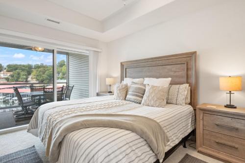 Lake Ozark Casa | Emerald Escape, Luxury Waterfront Condo with pool