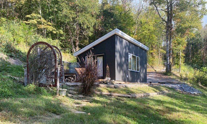 Whitleyville Cabina | Emerald Eyes Cliffside Tiny House on 30 acres with River & Countryside Vistas