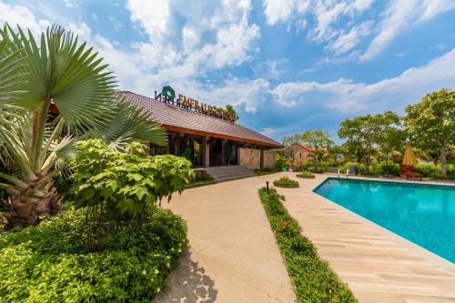 Ong Lang Hotel | Emerald Garden Retreat