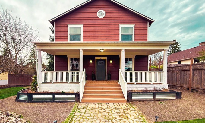 Newberg Casa | Emerald House - Luxurious and Spacious 6-bedroom house in charming Newberg