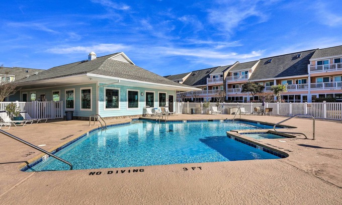 Emerald Isle Condominio | Emerald Isle Condo Near Beach w/ Screened Porch!