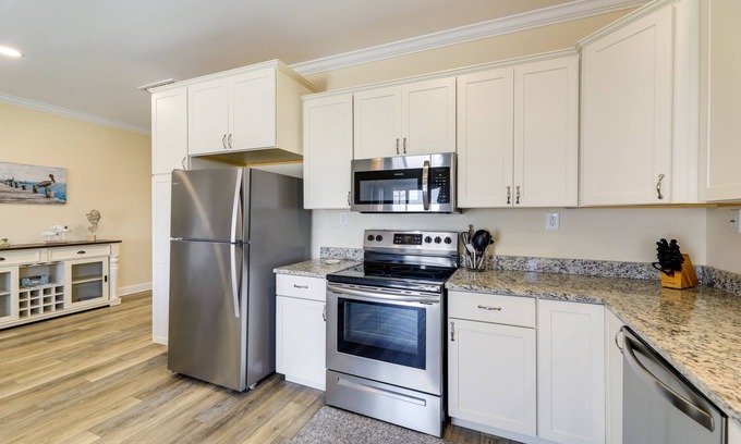 Emerald Isle Apartamento | Emerald Isle Getaway w/ Decks & Beach Views!